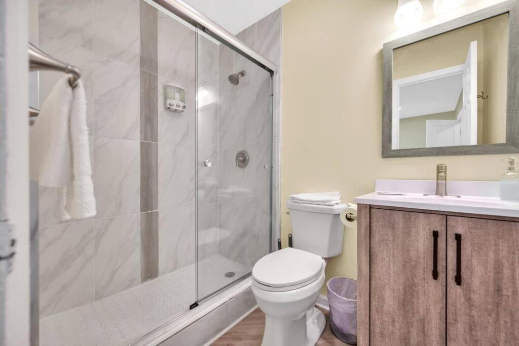 Cozy 2 Bedroom Duplex In Charlotte, Jacuzzi, Sleeps 6 Plus 2 Exterior photo