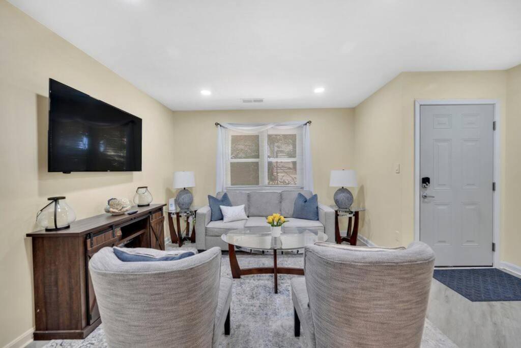 Cozy 2 Bedroom Duplex In Charlotte, Jacuzzi, Sleeps 6 Plus 2 Exterior photo